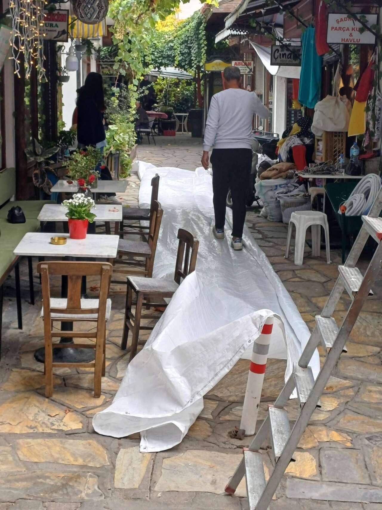 Muğla Arastası’nda İş Yine Esnafa Düştü: Yağmura Karşı Brandalı Önlem 3